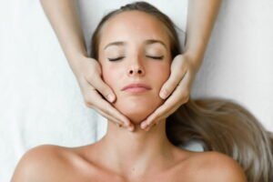 Kobieta na zabiegu masażu twarzy