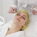 Kobieta na zabiegu oczyszczania wodorowego z kwasem